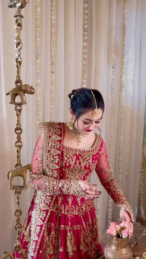 Mehndi Day Outfits, Amna Youzasaif, Haniya Amir, Shaadi Outfits, Pakistani Bridal Makeup, Red Bridal Dress, Engagement Makeup, Hania Amir, Friend Lyrics