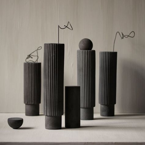 lAre you slightly obsessed with all things pottery and ceramics? American-Scandinavian designer and artist Laurie Poast has created a sculptural, minimalist and earthy collection of ceramics that captures moments of calm. These Tall black-brown ceramic Ripple vases were created at her studio in Bergen capture the relationship between light and shadow. #ceramics #lauriepoast #vases #minimalart #sculpture #ceramicart #nordicdesign #minimalistinteriors #minimalism Minimal Sculpture Design, Black Ceramic Texture, Ceramic Cylinders, Minimal Ceramics, Minimal Sculpture, Minimalist Ceramics, Scandinavian Vase, Minimalism Sculpture, Minimalist Pottery