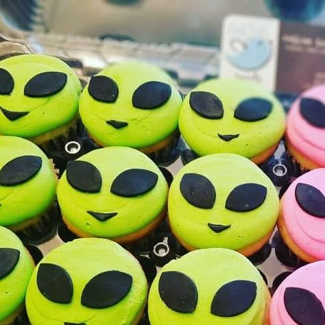 littlebirdsweets on Instagram: "5th birthdays are out of this world!! #littlebirdsweets #customsweets #customcakes #customcupcakes #cupcakes #5thbirthday #alienparty #alienbirthday #aliencupcakes #birthdaycupcakes" Alien Party Ideas Outer Space, Alien Themed Desserts, Alien Rice Krispie Treats, Alien Halloween Party Food, Space Birthday Cupcakes, Alien Macarons, Alien Food Ideas, Alien Cake Ideas, Alien Desserts