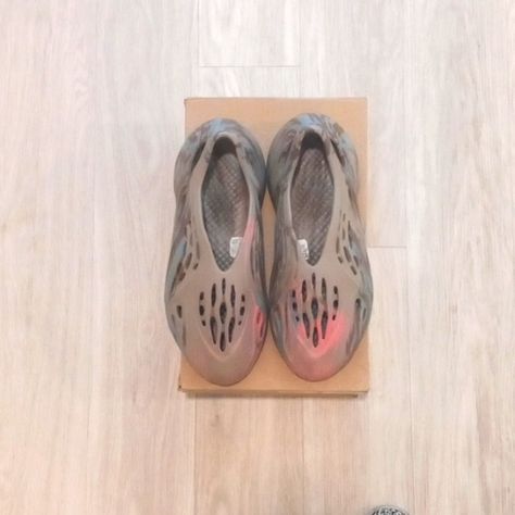 YEEZY Foam runner MX, sand grey Yeezy Foam Runners, Yeezy Foam Runner, Foam Runners, Yeezy Foam, Foam Runner, Yeezy Foams, Blue Brown, I Tried, Pink Blue