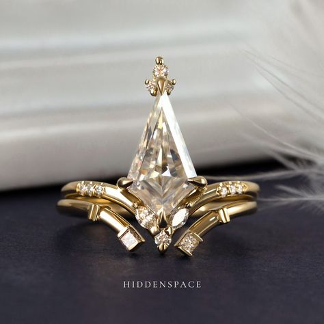 Yes, it's a moissanite! The perfect diamond-alternative wedding ring set with an Art Deco flair. 𝐃𝐞𝐬𝐢𝐠𝐧𝐞𝐝 𝐟𝐨𝐫 𝐭𝐡𝐞 𝐌𝐨𝐝𝐞𝐫𝐧 𝐌𝐮𝐬𝐞 #hiddenspacejewelry #14kgoldring #moissanite #uniqueengagementring #diamondalternative #weddingringset #wishbone #artdecojewelry #stackingrings #handmadejewelry Alternative Wedding Rings, Ring Inspo, Modern Muse, Diamond Alternatives, Wedding Ring Set, Alternative Engagement Rings, 14k Gold Ring, Alternative Wedding, Diamond Jewellery