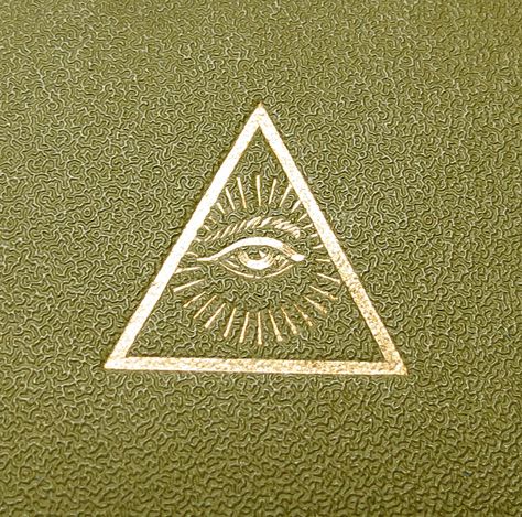 Front cover of a book titled “Mystic Americanism” - A 1st edition, 1924 printing authored by Grace Kincaid Morey. The secret symbolism & occult messages hidden in America’s seal, flag, architecture, etc. are revealed in twenty lessons that explore the truth about our Nations emblems and imagery – some amazing insight from a book printed over 90 years ago. This close-up of the front cover shows a golden All Seeing Eye within a pyramid. The lessons draw heavily on Rosicrucian and Masonic history. Secret Societies Aesthetic, Cosmic Library, Adam Weishaupt, Secret Society Symbols, Ancient Book, Secret Societies, Ancient Queen, Best Book Covers, Illumination Art