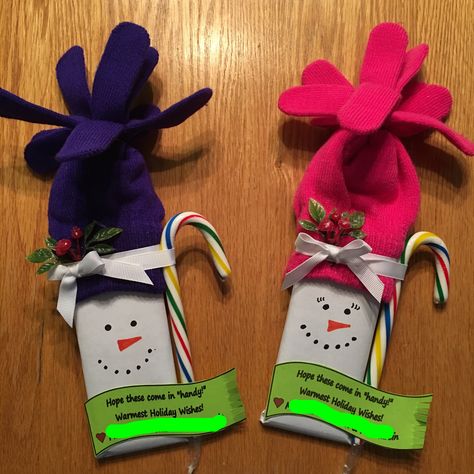 Christmas/Winter gifts for Kindergarteners!  Chocolate bars, new gloves, and a candy cane. Very easy & inexpensive! Christmas Gloves Gift Ideas, Gifts For Kindergarteners, Christmas Hat Ornaments, Classroom Christmas Gifts, Crochet Christmas Hat, Class Christmas Gifts, Hat Ornaments, Homemade Christmas Crafts, Chocolate Bars Gift