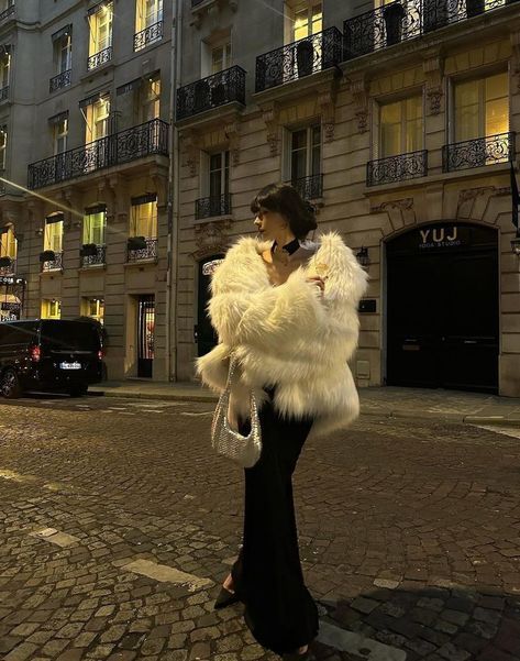 Dark Baddie Aesthetic Outfits, Fur Outfit Aesthetic, Boujee Aesthetic Outfits, Rich Girl Outfits, Fashion 90s, Mob Wives, Dark Feminine Aesthetic, Winter Fits, Feminine Outfit