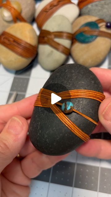 Rock Tying Diy, Diy Wrapped Rocks, How To Wrap Stones, Diy Rock Wrapping, Stone Wrapping Tutorial How To Make, Rock Wrapping Diy, Wrapped Rocks Tutorial, How To Wrap Rocks, Rock Wrapping Tutorial