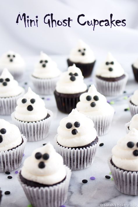 Mini Ghost Cupcakes – bite-sized mini cupcakes topped with ghoulish vanilla buttercream ghosts. Halloween Mini Cupcakes Ideas, Small Halloween Cakes Ideas, Mini Halloween Cupcakes, Halloween Mini Cupcakes, Miniature Cupcakes, Mini Ghost, Postres Halloween, Ghost Cupcakes, Spooky Food