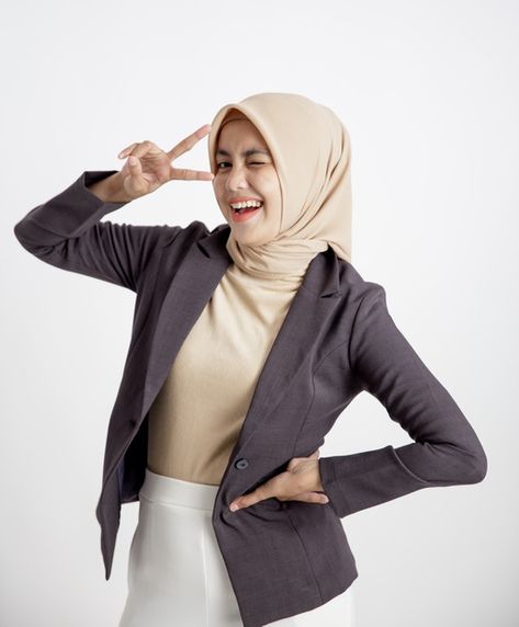 Woman entrepreneur wearing hijab smile p... | Premium Photo #Freepik #photo #people #woman #fashion #happy Professional Poses, Corporate Headshots Women, Self Studio, Hijab Photo, Veiled Girl, Raw Design, Wearing Hijab, Smile Pose, Woman Entrepreneur