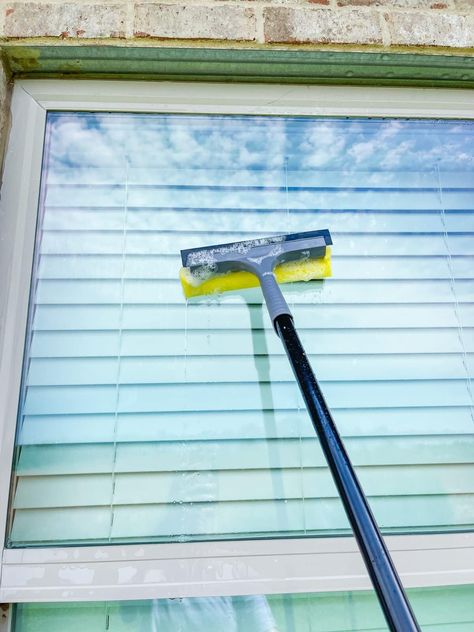 Window Cleaner Streak Free, Window Washing Solution, Cleaning Outside Windows, Clean Outdoor Windows, Window Cleaner Recipes, Diy Window Cleaner, Window Cleaning Tips, Window Cleaner Homemade, Streak Free Windows