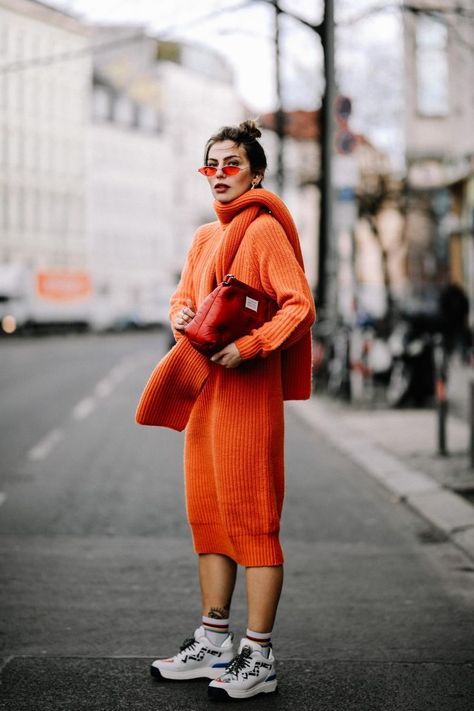 Anzeige | Street style by Masha Sedgwick | Berlin fashion blogger and influencer | daily outfit inspiration, spring trends, ootd, street casual, spring outfit | Wearing orange knit midi dress, red puffed bag, ugly dad sneakers, rainbow socks, red sunnies. #fashion #womensfashion #streetstyle #ootd #style Red Sunnies, Dress And Sneakers, Orange Outfits, 00s Mode, Look Winter, Yeezy Outfit, Daily Outfit Inspiration, Orange Outfit, Berlin Fashion