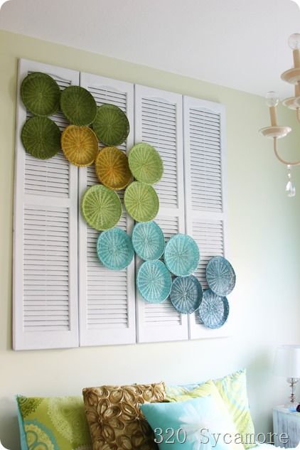 above bed design using shutters paper plate holders Shutters Design, Headboard Art, Old Wicker, Paper Plate Holders, Plate Holders, Cheap Wall Art, Wicker Headboard, Old Shutters, Deco Nature