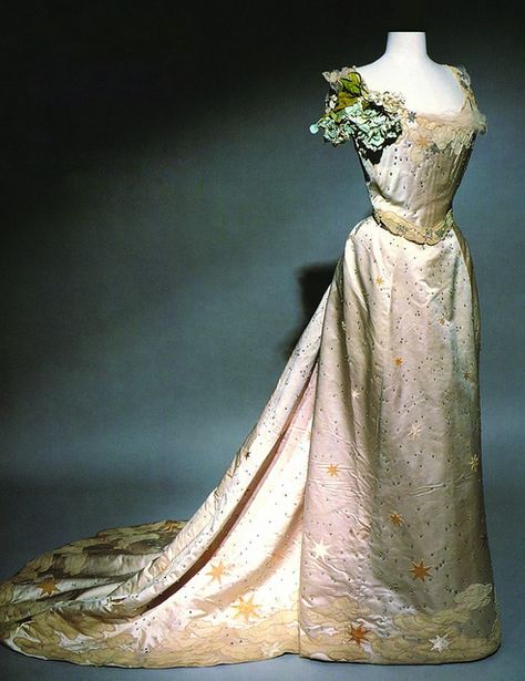 Jean-Philippe Worth, Paris, Evening gown c.1895 House Of Worth Gowns, 1905 Dress, Worth Gowns, Paris Evening, House Of Worth, 1890s Fashion, Jean Philippe, Edwardian Style, 19th Century Fashion