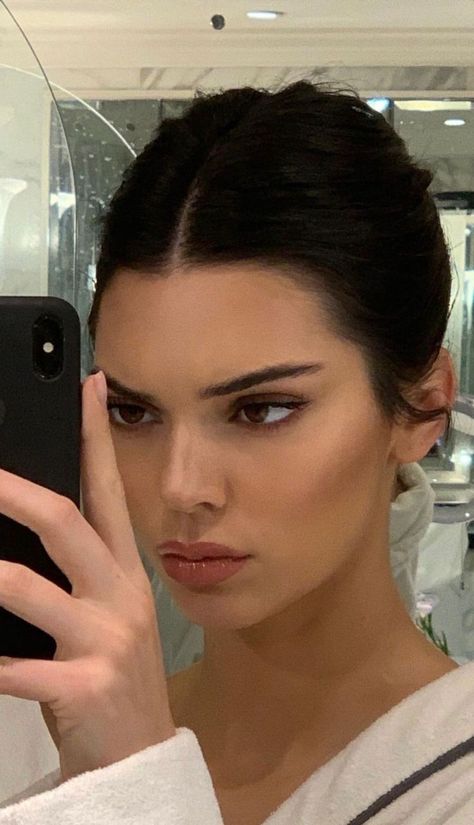 Kendall Jenner Hair, Kendall Jenner Face, Kendall Jenner Makeup, Straight Eyebrows, Jenner Makeup, Kendall Style, Slicked Back Hair, Kendall Jenner Outfits, Slick Hairstyles