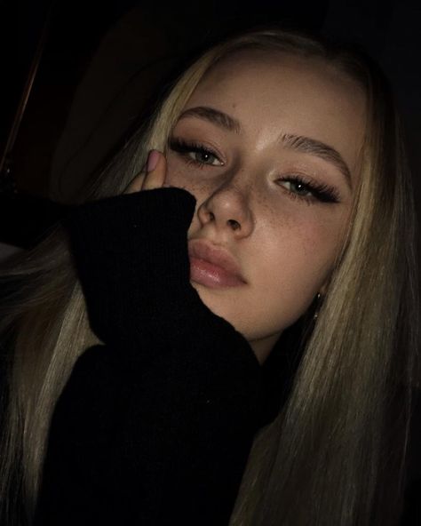 Instagram post by Lili Hamann 🐆 • Feb 15, 2019 at 7:56pm UTC Pics Inspo, Selfie Poses Instagram, Photos Tumblr, Selfie Ideas Instagram, Trik Fotografi, Instagram Pose, Aesthetic Grunge, Cute Selfie Ideas, Insta Photo Ideas