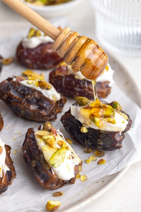 Dates With Cream Cheese, Fancy Appetizer Recipes, Baked Appetizers, Stuffed Dates, Fancy Appetizers, Best Christmas Desserts, Decadent Chocolate Desserts, Pistachio Cream, Dairy Free Dessert