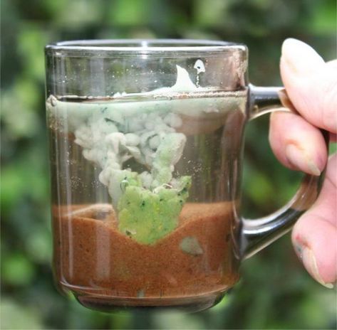 Volcano in a Tea Cup Science Project for Kids. Put some wax in the bottom of a fireproof glass container. Add some sand. Fill it up with cold water. Now carefully heat the bottom. Then the pressure becomes too much and at the weakest point, where the sand has bubbles, the hot wax shoots out in a lovely volcanic explosion. Vetenskapliga Experiment, Science Experience, Kid Science, Baking Soda Vinegar, In A Mug, Science Project, Preschool Science, E Mc2, Homeschool Science