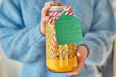 Recipe: Instant Mac and Cheese Mix in a Mason Jar — Bite-Sized Gifts | The Kitchn Instant Mac And Cheese, Mason Jar Mixes, Homemade Kids Gifts, Making Mac And Cheese, Gift Jar, Mason Jar Meals, Cheesy Sauce, Mason Jar Gifts, Meals In A Jar