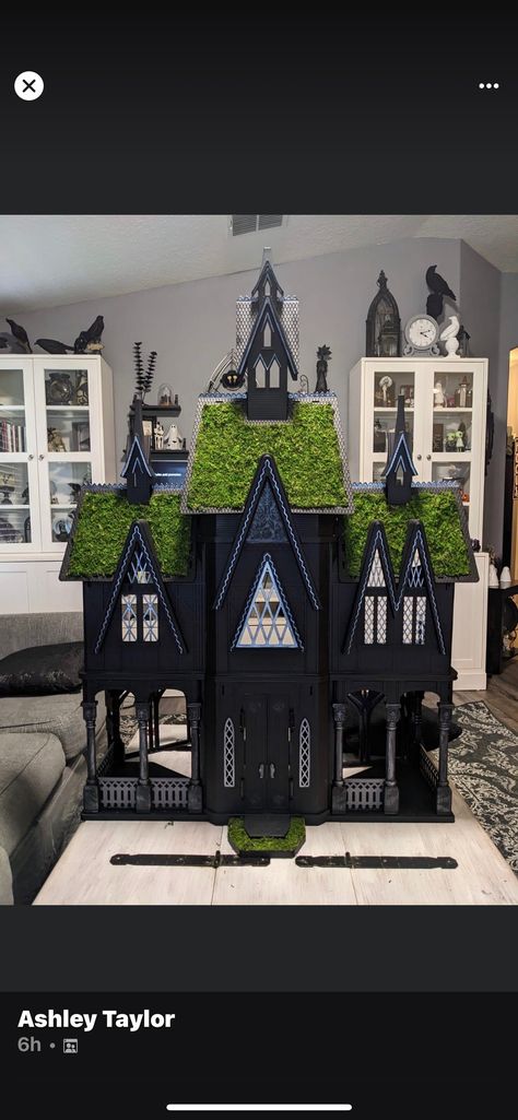 Halloween Doll House Diy, Haunted Dollhouse Interior, Halloween Dollhouse Makeover, Diy Haunted House Dollhouse, Diy Haunted Dollhouse Ideas, Dollhouse Update, Haunted House Project, Gothic Houses, Happy Hobbies