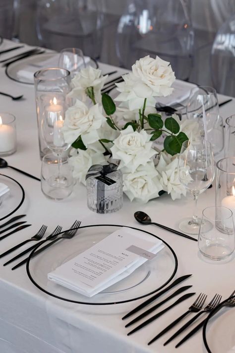 Black Decor Accents, White Wedding Table Centerpieces, Wedding Decor Floral, White Wedding Decor, Monochromatic Wedding, Black And White Wedding Theme, Rose Floral Arrangements, Green Centerpieces, Modern Wedding Flowers