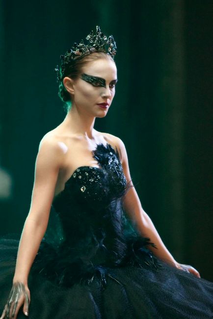 Psychological Horror Movies, Natalie Portman Movies, Natalie Portman Black Swan, Horror Movies To Watch, Halloween Costumes For Brunettes, Partner Halloween Costumes, Nina Sayers, Black Swan Movie, Cowgirl Halloween Costume