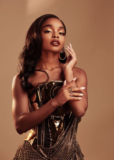 Black Women High Fashion Photoshoot, Black Beauty Photoshoot, Celebrity Photoshoot Ideas, Birthday Dresses Gold, Black Celebrities Aesthetic, Marsai Martin Photoshoot, Beauty Photography Poses, Hair Model Poses, Old Hollywood Photoshoot Black Women