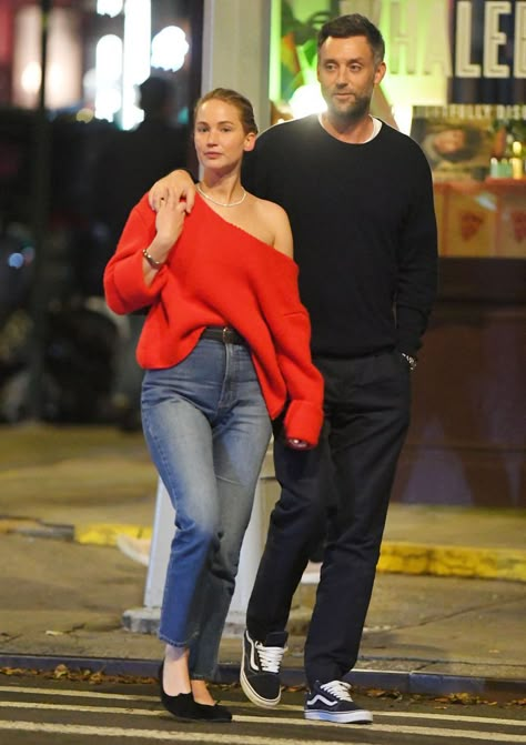 Jeniffer Lawrance, Jennifer Lawrence Street Style, Oversized Red Sweater, Jennifer Lawrence Style, Lawrence Photos, Casual Ballet Flats, Ballet Flats Outfit, Casual Date Night Outfit, Midsize Outfits