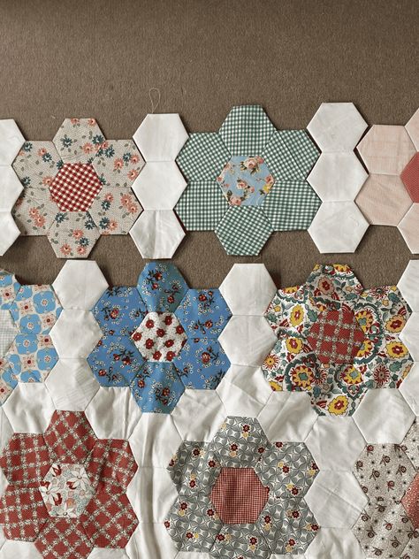 1 Inch Hexagon Quilt, Hexi Table Runner, Hexagon Quilt Tutorial, Hexie Quilts Patterns, Grandmothers Flower Garden Quilt, Hexagon Quilt Pattern, Grandmother Quilt, Flower Quilt Patterns, Hexie Quilts