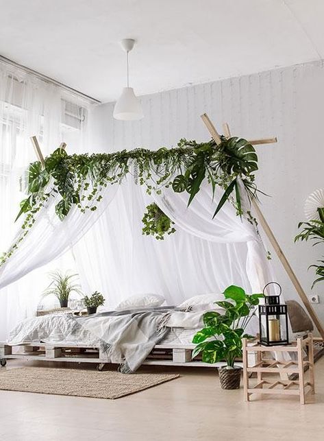 Jungle Canopy Bed, Bedroom Mosquito Net Ideas, Net Bed Hanging, Mosquito Bed Net, Ivy Canopy Bedroom, Mosquito Net Bed Aesthetic, Diy Mosquito Net Bed, Vine Bed Canopy, Mosquito Net Bedroom