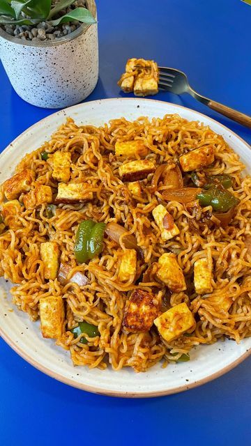 Paneer Maggi, Maggi Masala, Maggi Noodles, Green Chilli Sauce, Chilli Paneer, Soya Sauce, Desi Food, Chow Mein, Green Chilli