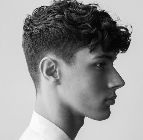 Curly Hair Taper, Curly Fade, Trendy We Fryzurach, Curly Hair Fade, Fade Hair, Men Haircut Curly Hair, Cool Mens Haircuts, Wavy Hair Men, Taper Fade