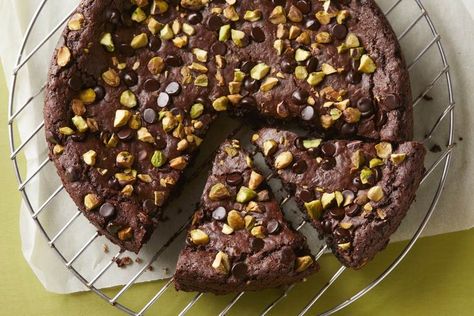 The next time you’re craving rich, chewy, densely chocolaty treat, make a batch of these healthy brownies. Cooked black beans keep them lusciously moist... Healthy Vegan Brownies, Brownies Healthy, Chef Aj, Recipes Brownies, Vegan Brownies, Black Bean Brownies, Bean Brownies, Plant Based Desserts, Forks Over Knives