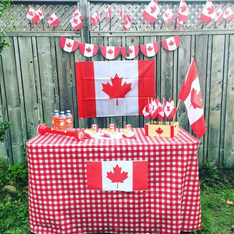 Canada Classroom Theme, Canadian Party Theme, Canada Day Decorations Outdoor, Canada Day Ideas, Canadian Citizenship Party, Canada Day Party Ideas, Canada Themed Party, Canada Day Decor, Canada Day Party Decorations