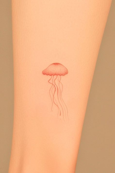 46 Delicate and Chic Minimalist Jellyfish Tattoo Ideas You Can’t Miss Check more at https://ideatatto.com/minimalistic/46-delicate-and-chic-minimalist-jellyfish-tattoo-ideas-you-cant-miss/ Small Jellyfish Tattoo, Jellyfish Tattoo Minimalist, Minimalist Jellyfish, Small Jellyfish, Jellyfish Tattoo, Tattoo Minimalist, Small Hand Tattoos, Tattoo Outline, Jellyfish