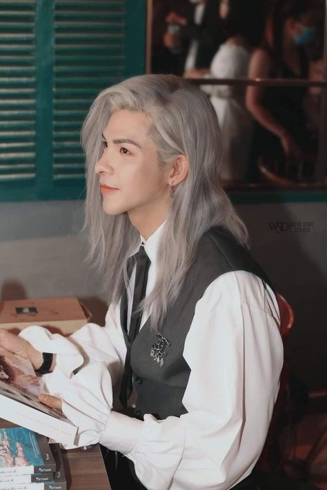 Long Silver Hair Men, Silver Hair Boy, Icy Blue Hair, Silver Hair Men, White Hair Men, Boy With White Hair, Long Platinum Blonde, Long Silver Hair, Men Blonde Hair