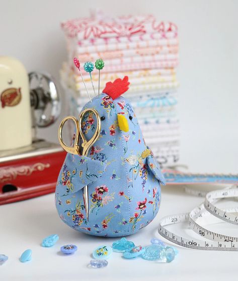 This Cute Chicken Pincushion Is Also A Scissors Caddy - Quilting Digest Free Owl Pin Cushion Pattern, Cat Pin Cushion Pattern, Felt Pin Cushion Pattern, Chicken Pincushion Pattern, Pincushions Patterns Free, Sewing Pin Cushion Diy, Chicken Pin Cushion Pattern Free, Chicken Pin Cushion Pattern, Small Patchwork Projects