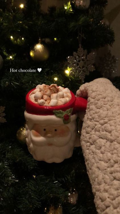 Aesthetic Christmas Hot Chocolate, Hot Cocoa Christmas Aesthetic, Christmas Night At Home, Christmas Aesthetic Hot Chocolate, Cozy Christmas Aesthetic Food, Christmas Hot Cocoa Aesthetic, Hot Chocolate Aesthetic Cozy Night, Christmas Vibes Aesthetic Cozy, Christmas Break Aesthetic