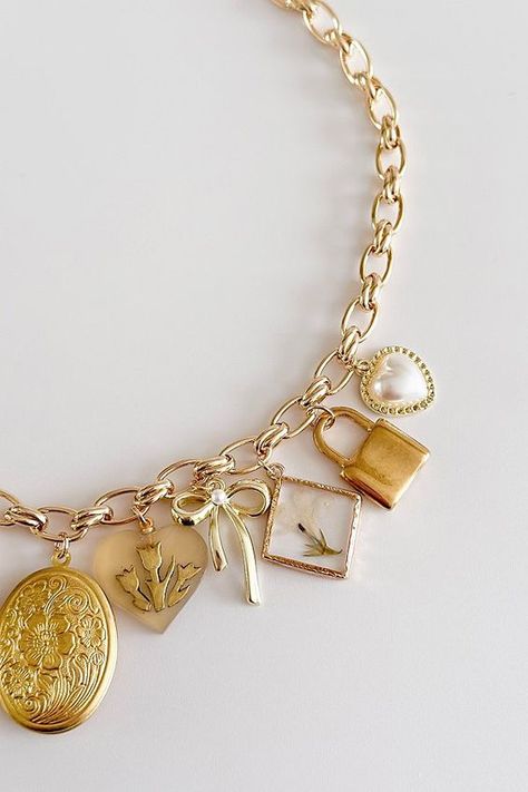 #bracelets #bead #beadedbracelets #DIY #handmade #jewelry #gemstones Cute Golden Jewelry, Nice Gold Jewelry, Old School Jewelry, Gold Jewelry Old Money, Shop The Deli Jewelry, Gold Charm Jewelry, Unique Charm Necklace, Charm Necklace Inspiration, Charm Bracelet Necklace