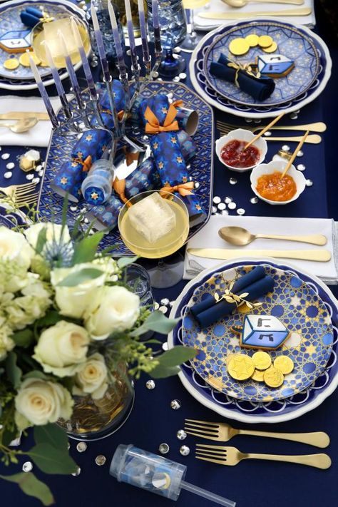 Chanukah Tablescapes, Hanukkah Tablescape, Christmas Brunch Table, Themed Tablescapes, Hanukkah Table Setting, Hannukah Party, Hannukah Decorations, Hanukkah Ideas, Hanukkah Dinner