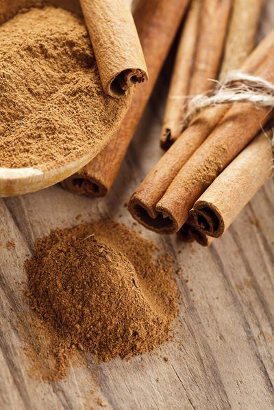 Cinnamon's chemical components are nearly water-resistant, making it almost impossible to blend cinnamon into liquids. Cinnamon Healthy, Cinnamon Desserts, Spices Photography, Cinnamon Health Benefits, Cassia Cinnamon, Cinnamon Benefits, Cinnamon Tea, Cinnamon Muffins, Cinnamon Recipes