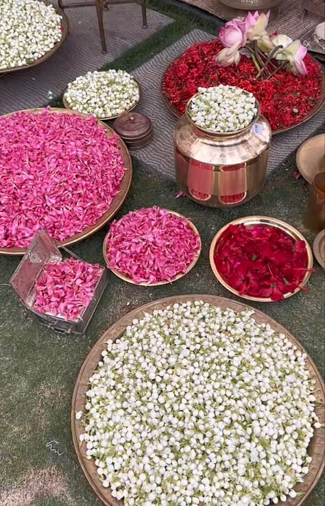 Jasmine Flower Decor, Jasmine Wedding Decor, Indian Flowers Aesthetic, Flowers Indian Wedding, Flowers Indian, Sambac Jasmine, South Asian Aesthetic, Jasmine Wedding, Ganapati Decoration