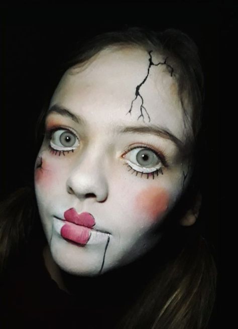 Creepy Dolls Makeup, Halloween Creepy Doll Makeup, Broken Doll Costume Makeup, Scary Doll Makeup For Kids, Doll Halloween Make Up, Doll Makeup For Halloween, Creepy Doll Costume Makeup, Broken Doll Face Makeup, Doll Face Paint Halloween