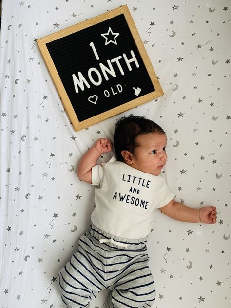 1 Month Old Baby Milestones Photo Ideas, 1 Month Old Baby Pictures, Bump Progression, Baby Bump Progression, Letter Board Ideas, Baby Holiday Photos, Newborn Puppy, 5 Month Old Baby, 1 Month Baby