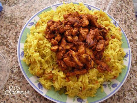 OLYMPUS DIGITAL CAMERA Red Rice Recipe, Shish Tawook, East Recipes, Chicken Kebab Recipe, Middle East Recipes, Plain Chicken, Chicken Kebabs, Red Rice, Mexican Rice