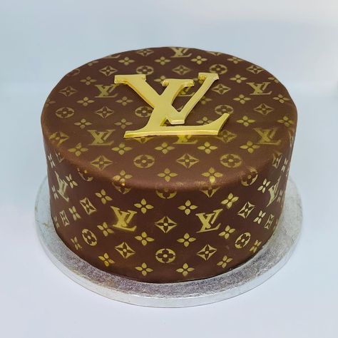 Louis Vuitton Birthday Cakes For Women, Lv Cakes Louis Vuitton Birthday, Lv Cake, Coco Chanel Cake, Louis Vuitton Custom, Louis Vuitton Birthday, Louis Vuitton Cake, Cake White Chocolate, Chanel Cake