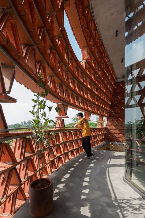 H&P architects wraps 20,000 tiles around 'ngói space' in vietnam Roman Vlasov, Google Campus, Clay Roof Tiles, Roof Architecture, Brick Architecture, Zaha Hadid Architects, Civic Center, Brick Facade, Roof Tiles