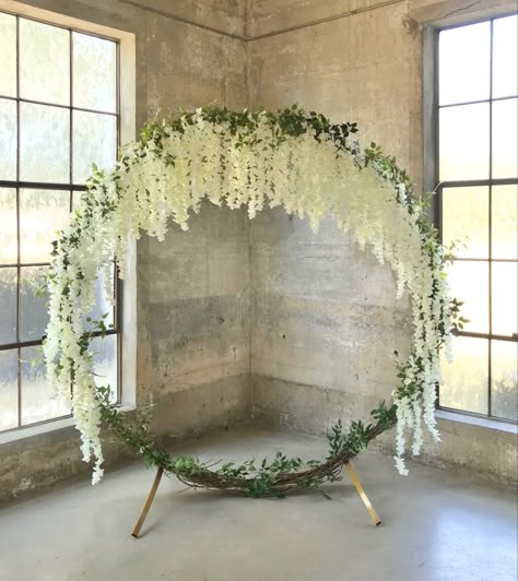 Gorgeous!! Circle Arch Wedding Wisteria, Gold Ring Backdrop With Flowers, Wedding Ceremony Backdrop Circle, Flower Arch Circle, Wisteria Circle Arch, Flower Ring Backdrop, Wisteria Wedding Arch Hanging Flowers, Round Backdrop Ideas For Wedding, Round Floral Backdrop