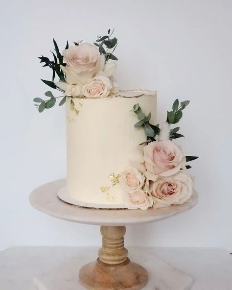 Bridal Shower Cake Flowers, Love Is In Bloom Cake, Baby In Bloom Baby Shower Cake, Fake Flower Cake, Fresh Flower Cake Decoration, Baby In Bloom Cake Ideas, Flower Baby Shower Cake, Floral Baby Shower Cake, Cake Unicorn Birthday