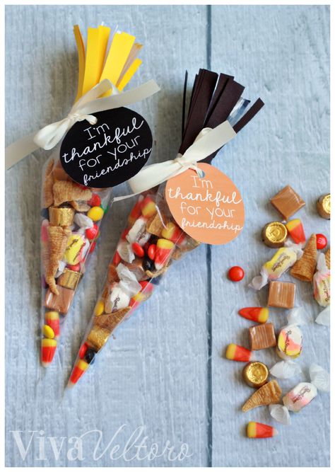 DIY these thoughtful Thanksgiving gifts for your fam - GirlsLife Thanksgiving Favors Diy, Thanksgiving Table Favors, Friendsgiving Food Ideas, Thanksgiving Party Favors, Friendsgiving Food, Thanksgiving Favors, Friendsgiving Party, Thanksgiving Treats, Love Anniversary Quotes