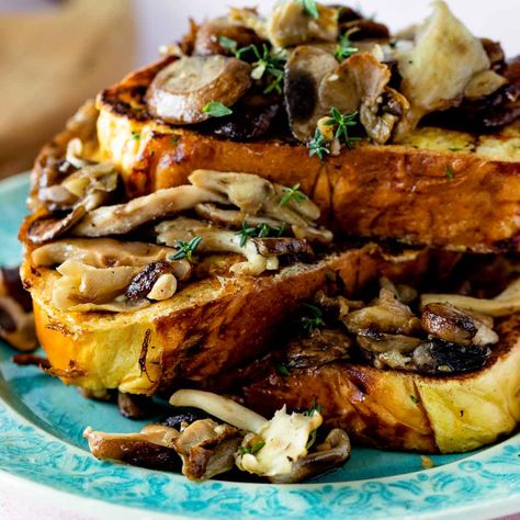 Savory French Toast Recipe, French Cafe Food, French Toast Savory, Savoury French Toast Recipe, Salty Breakfast Ideas, Savory Stuffed French Toast, Creamy Mushroom On Toast, Mushroom Toastie, Savory Toast