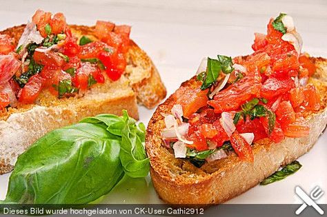 Bruschetta mit Tomaten und Knoblauch, ein beliebtes Rezept aus der Kategorie Kalt. Bewertungen: 158. Durchschnitt: Ø 4,6. Dried Cranberries Recipes, Fingerfood Party, Diner Recept, Easy Diets, God Mat, Popular Recipes, Finger Foods, Easy Dinner Recipes, Crockpot Recipes