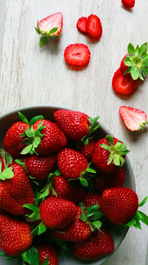 Fruits Ice Cream, Buah Strawberry Aesthetic, Stroberi Aesthetic, Strawberry Fruit Aesthetic, Red Strawberry Aesthetic, Strawberry Photography, تشيز كيك بالفراولة, Strawberries Aesthetic, Food Photography Fruit